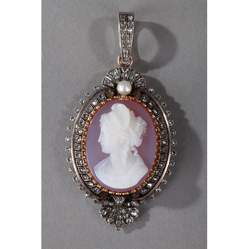 Cameo on agate, gold and diamond